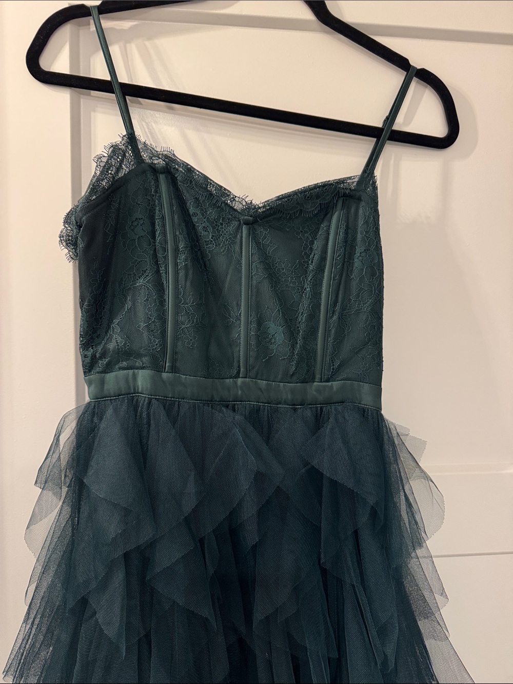 Beautiful gown with tulle skirt - Picture 2 of 4